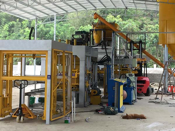 四川成都小型自動磚機(jī)用戶現(xiàn)場